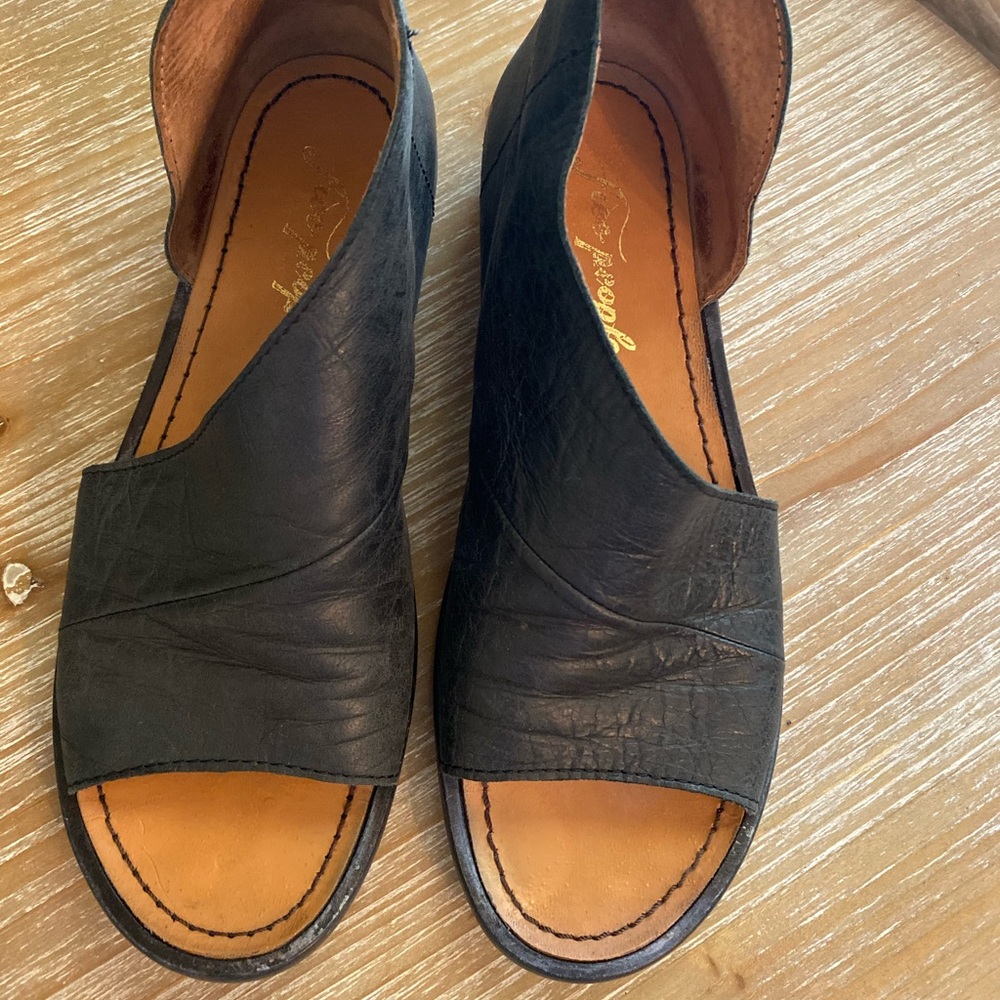 Free People black leather sandals. Size 37